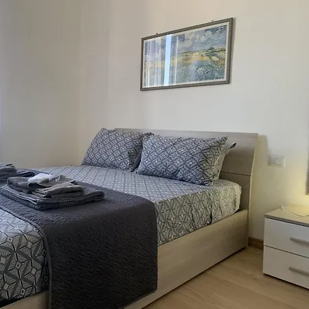 Small Terrace Flat - Fast Wifi- Netflix - Corvetto Metro Stop At 50 Mt - 15 Minutes To Duomo Center Milão