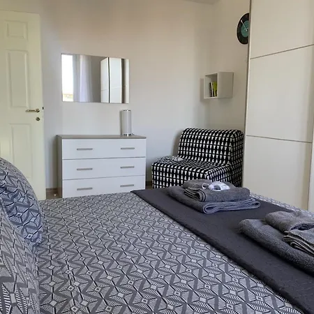 Small Terrace Flat - Fast Wifi- Netflix - Corvetto Metro Stop At 50 Mt - 15 Minutes To Duomo Center