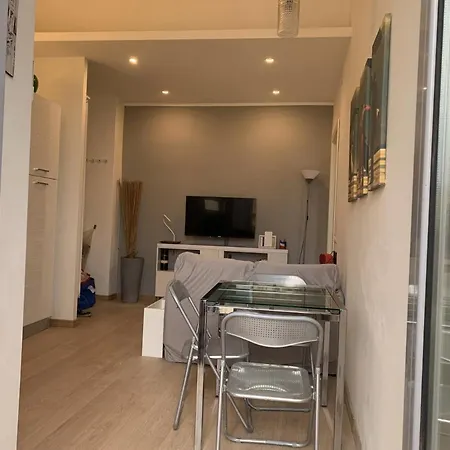 Apartamento Small Terrace Flat - Fast Wifi- Netflix - Corvetto Metro Stop At 50 Mt - 15 Minutes To Duomo Center