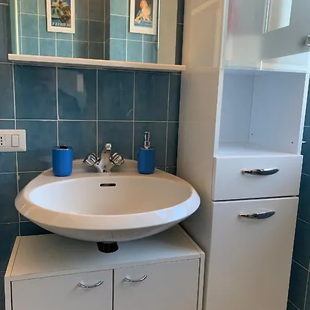 Small Terrace Flat - Fast Wifi- Netflix - Corvetto Metro Stop At 50 Mt - 15 Minutes To Duomo Center