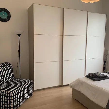 Small Terrace Flat - Fast Wifi- Netflix - Corvetto Metro Stop At 50 Mt - 15 Minutes To Duomo Center Milão