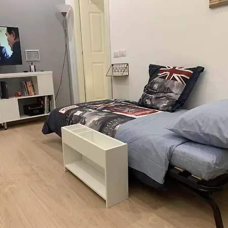 Small Terrace Flat - Fast Wifi- Netflix - Corvetto Metro Stop At 50 Mt - 15 Minutes To Duomo Center Apartamento *