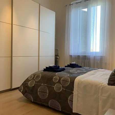 Small Terrace Flat - Fast Wifi- Netflix - Corvetto Metro Stop At 50 Mt - 15 Minutes To Duomo Center Apartamento