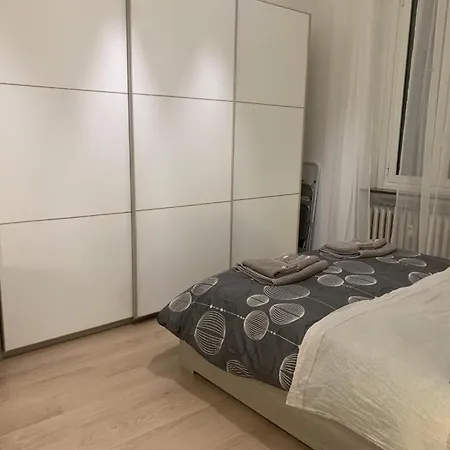 Small Terrace Flat - Fast Wifi- Netflix - Corvetto Metro Stop At 50 Mt - 15 Minutes To Duomo Center Apartamento Milão