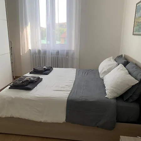 Small Terrace Flat - Fast Wifi- Netflix - Corvetto Metro Stop At 50 Mt - 15 Minutes To Duomo Center Milão