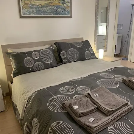 Small Terrace Flat - Fast Wifi- Netflix - Corvetto Metro Stop At 50 Mt - 15 Minutes To Duomo Center Apartamento Milão