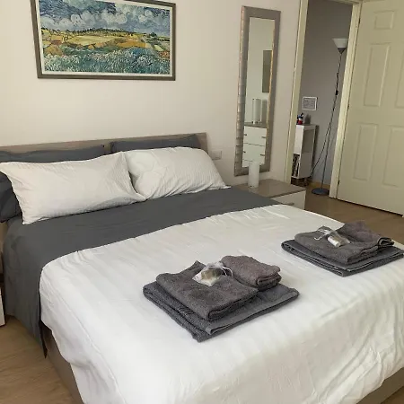 Small Terrace Flat - Fast Wifi- Netflix - Corvetto Metro Stop At 50 Mt - 15 Minutes To Duomo Center *