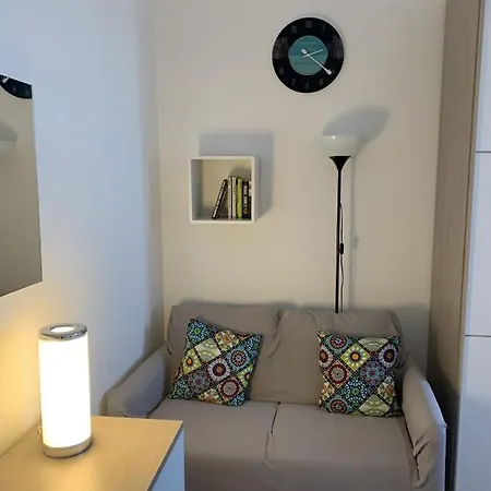 Small Terrace Flat - Fast Wifi- Netflix - Corvetto Metro Stop At 50 Mt - 15 Minutes To Duomo Center