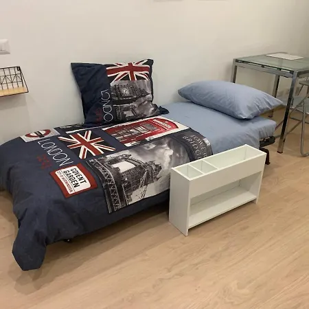 Small Terrace Flat - Fast Wifi- Netflix - Corvetto Metro Stop At 50 Mt - 15 Minutes To Duomo Center Apartamento *